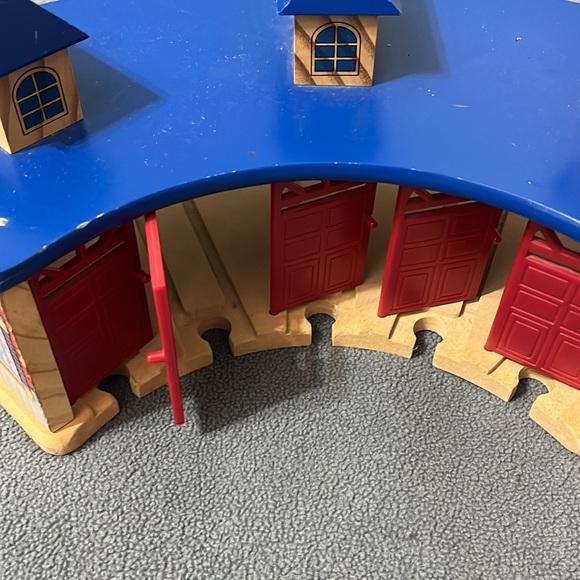 Thomas The Train Wooden Railway Shed Roundhouse Station - Picture 5 of 6